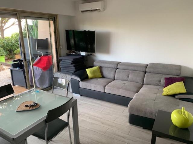 Appartement Face A La Mer Et Au Port Saint Laurent Du Var Avec Jardin Privatif Exterior foto
